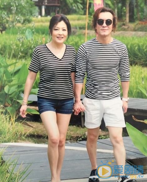 李咏与家人合照 李咏高清写真_李咏高清剧照