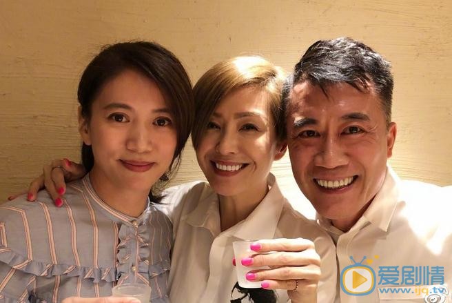 袁咏仪与人合照 袁咏仪高清写真_袁咏仪高清剧照