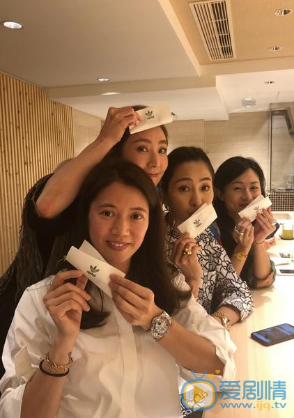 袁咏仪与人合照 袁咏仪高清写真_袁咏仪高清剧照