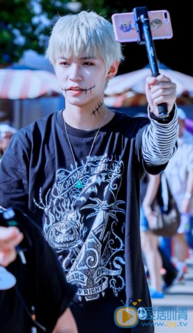 李希侃迪士尼乐园照 李希侃高清写真_李希侃高清剧照