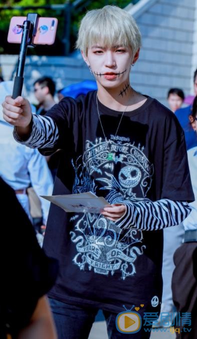李希侃迪士尼乐园照 李希侃高清写真_李希侃高清剧照
