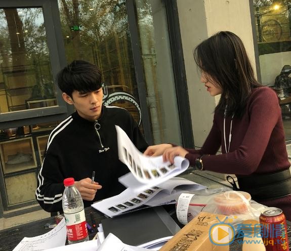 盛英豪与人合照 盛英豪高清写真_盛英豪高清剧照
