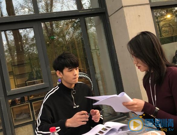 盛英豪与人合照 盛英豪高清写真_盛英豪高清剧照