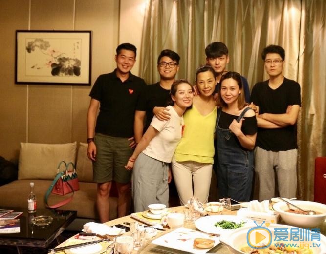 盛英豪与人合照 盛英豪高清写真_盛英豪高清剧照