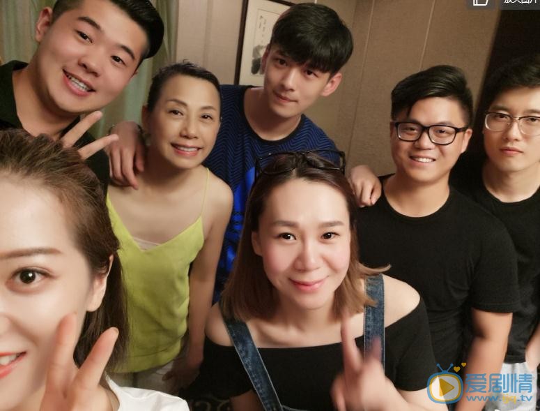 盛英豪与人合照 盛英豪高清写真_盛英豪高清剧照