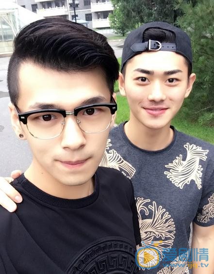 盛英豪与人合照 盛英豪高清写真_盛英豪高清剧照