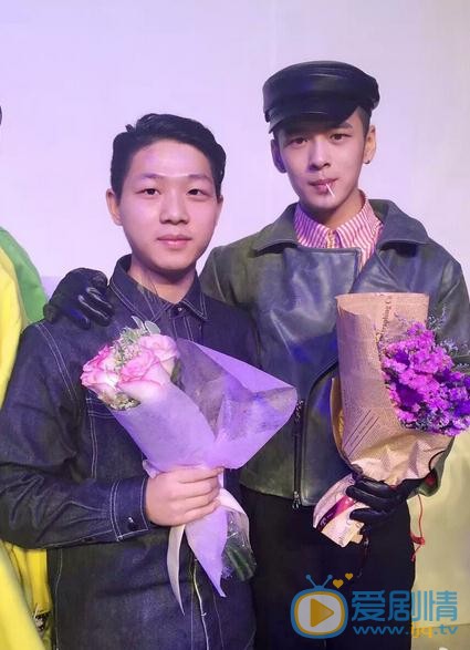 盛英豪与人合照 盛英豪高清写真_盛英豪高清剧照