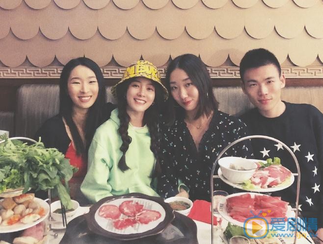 陈烁与人合照 陈烁高清写真_陈烁高清剧照