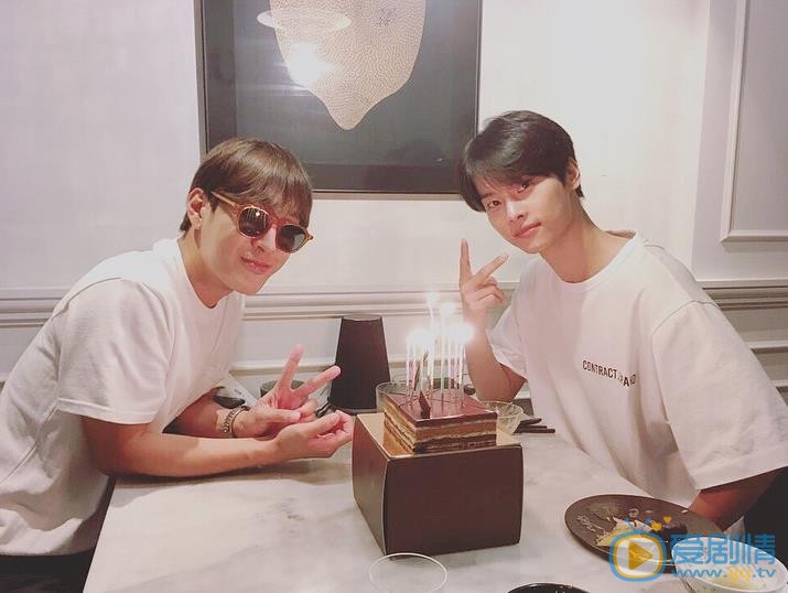 车学沇与人合照 车学沇高清写真_车学沇高清剧照