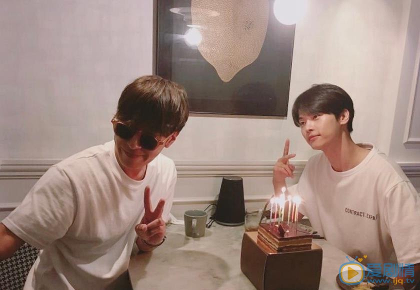 车学沇与人合照 车学沇高清写真_车学沇高清剧照