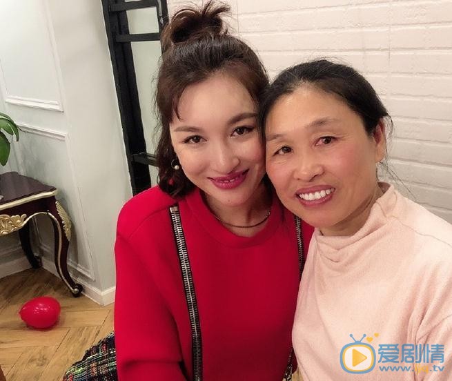 江佳桐与人合照 江佳桐高清写真_江佳桐高清剧照