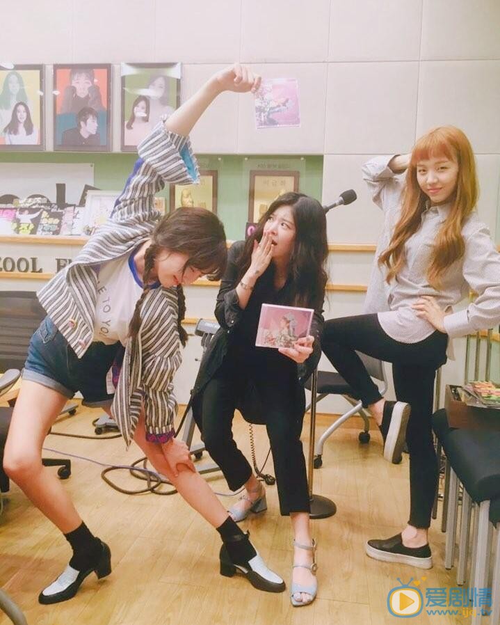 郑惠成与人合照 郑惠成高清写真_郑惠成高清剧照