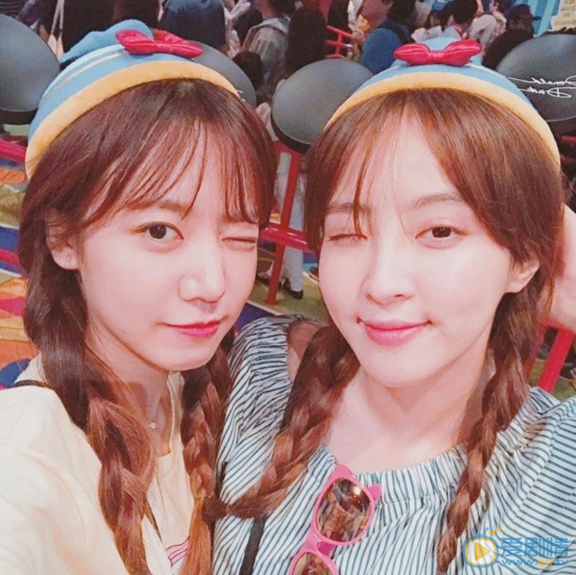 郑惠成与人合照 郑惠成高清写真_郑惠成高清剧照