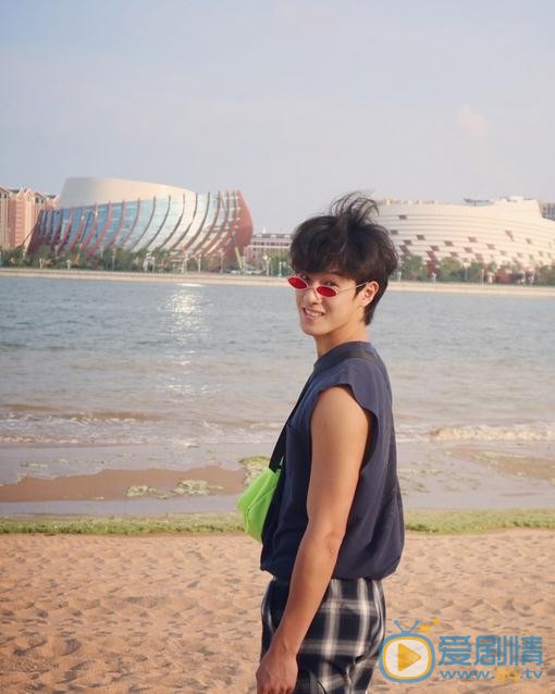 李昀锐街拍写真 李昀锐高清写真_李昀锐高清剧照