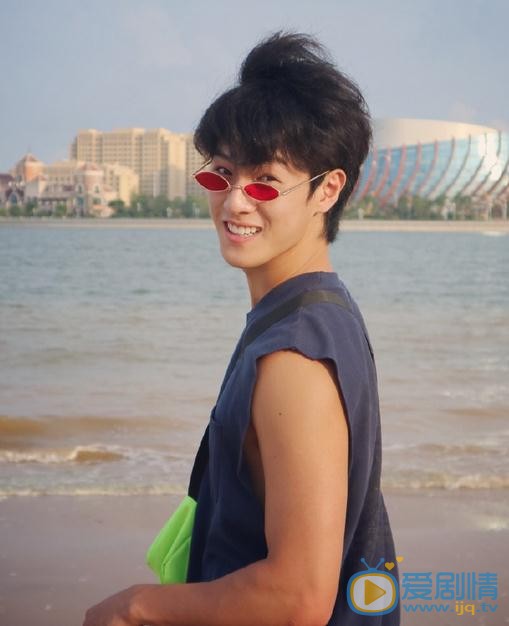 李昀锐街拍写真 李昀锐高清写真_李昀锐高清剧照