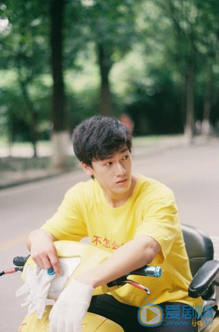 李昀锐街拍写真 李昀锐高清写真_李昀锐高清剧照