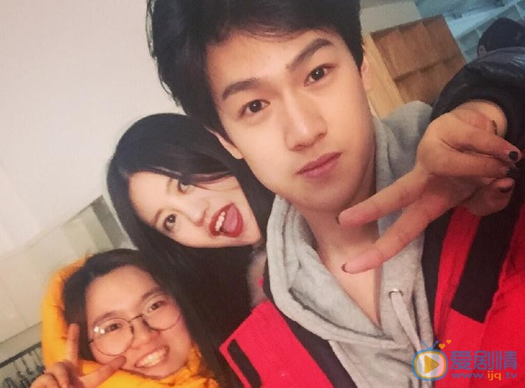 李昀锐与人合照 李昀锐高清写真_李昀锐高清剧照