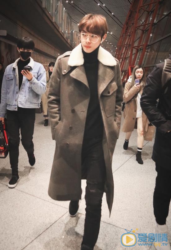 木子洋机场路透照 木子洋高清写真_木子洋高清剧照