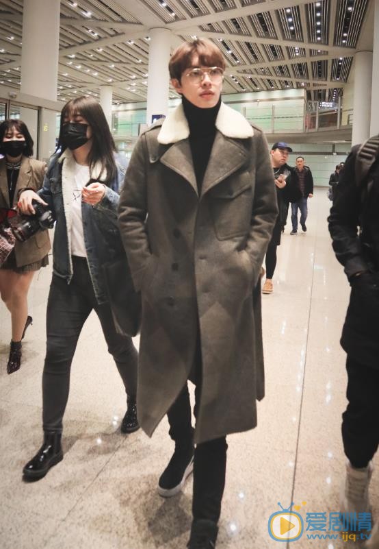木子洋机场路透照 木子洋高清写真_木子洋高清剧照