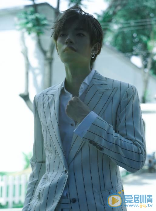 木子洋西装绅士照 木子洋高清写真_木子洋高清剧照
