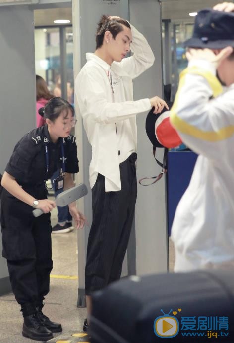 木子洋机场路透照 木子洋高清写真_木子洋高清剧照