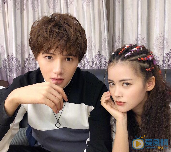 洪潇与人合照 洪潇高清写真_洪潇高清剧照