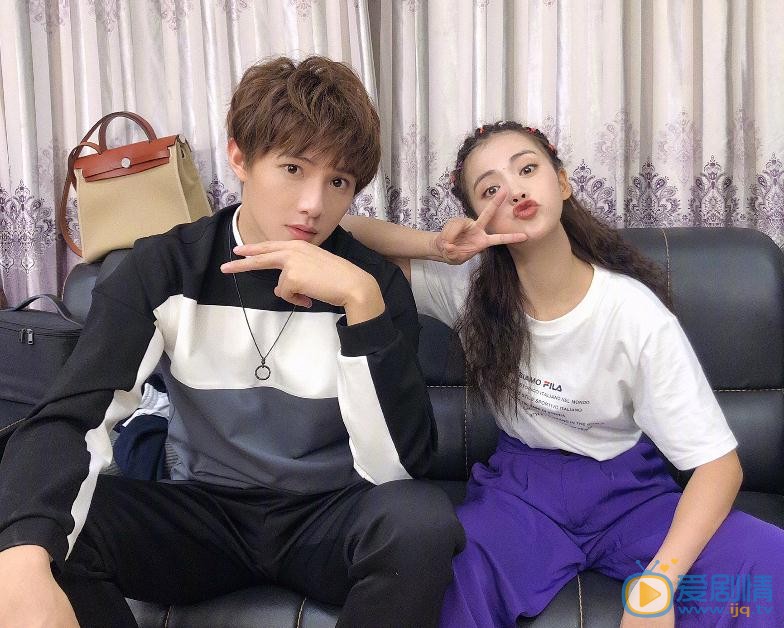 洪潇与人合照 洪潇高清写真_洪潇高清剧照