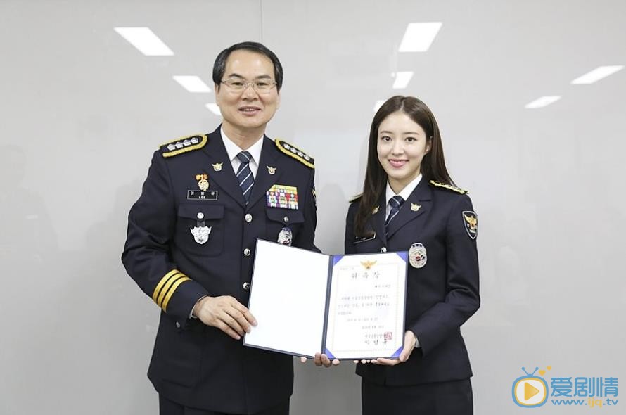 李世英警服照 李世英高清写真_李世英高清剧照