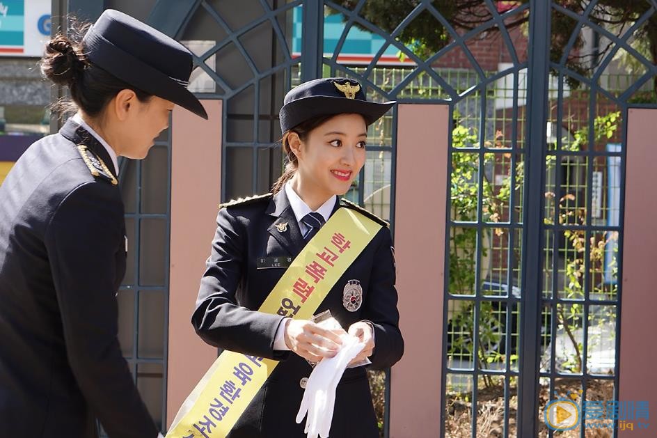 李世英警服照 李世英高清写真_李世英高清剧照