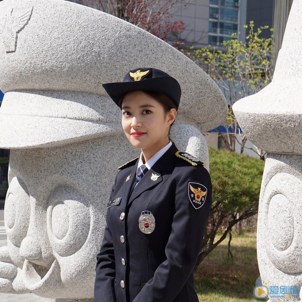 李世英警服照 李世英高清写真_李世英高清剧照