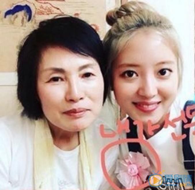 李世英与人合照 李世英高清写真_李世英高清剧照