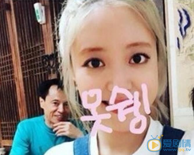 李世英与人合照 李世英高清写真_李世英高清剧照