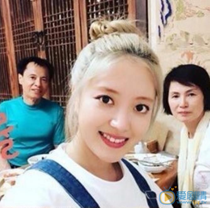 李世英与人合照 李世英高清写真_李世英高清剧照
