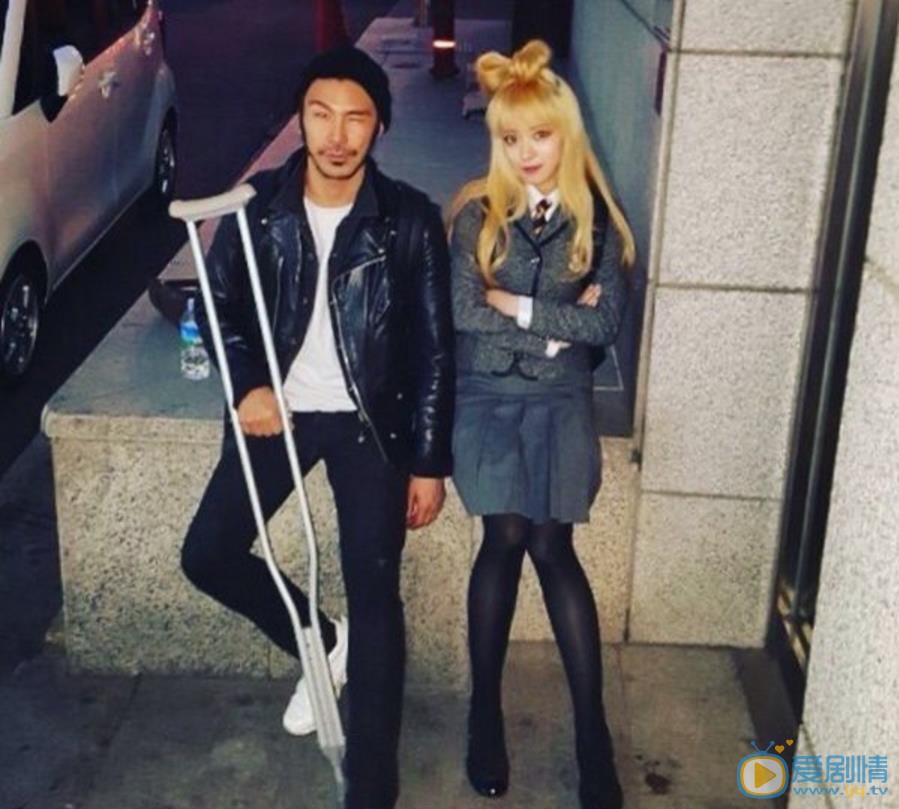 李世英与人合照 李世英高清写真_李世英高清剧照