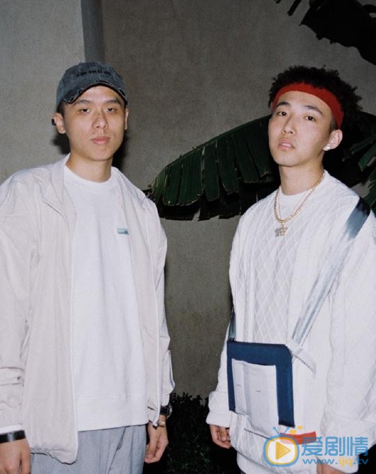 王奕与人合照 王奕高清写真_王奕高清剧照