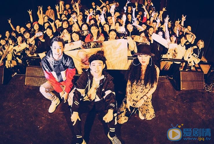 王奕与人合照 王奕高清写真_王奕高清剧照