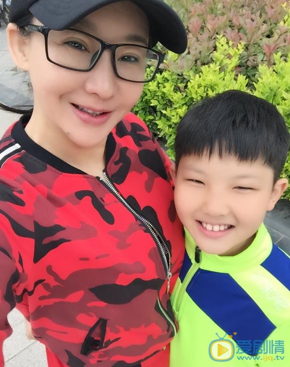买红妹儿女合照 买红妹高清写真_买红妹高清剧照