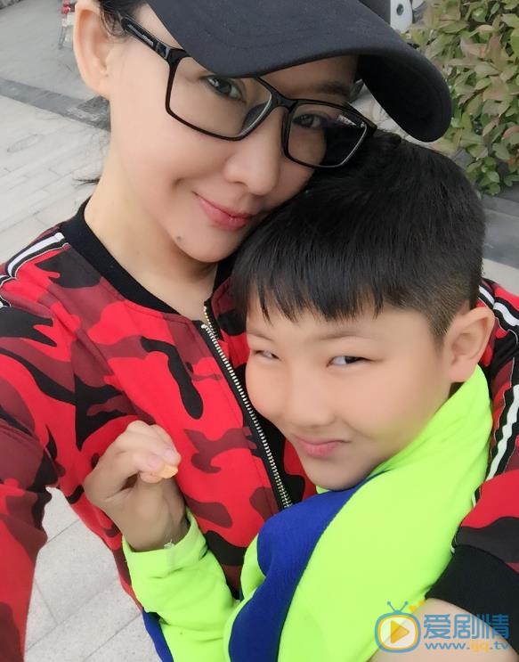 买红妹儿女合照 买红妹高清写真_买红妹高清剧照