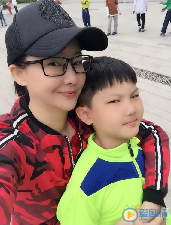 买红妹儿女合照 买红妹高清写真_买红妹高清剧照