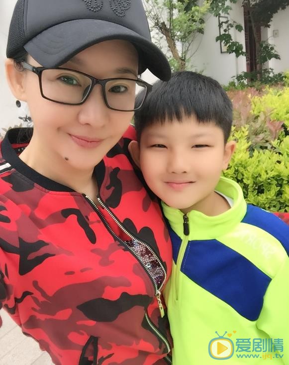 买红妹儿女合照 买红妹高清写真_买红妹高清剧照