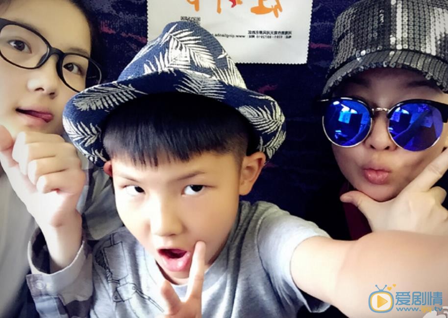 买红妹儿女合照 买红妹高清写真_买红妹高清剧照