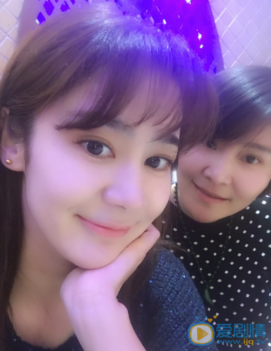 娜吉玛与妈妈合照 娜吉玛高清写真_娜吉玛高清剧照