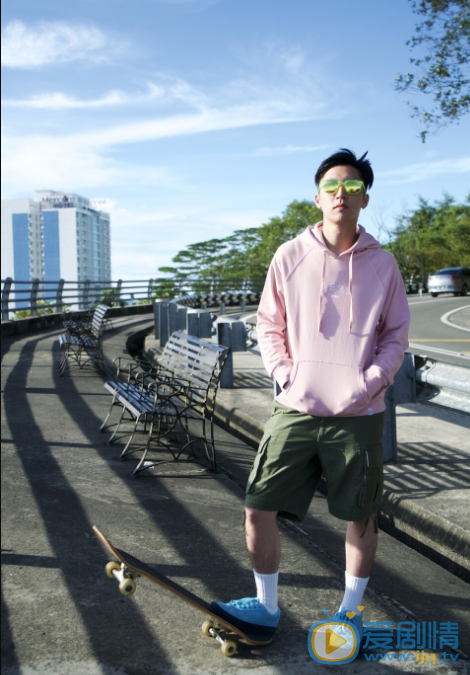 孙阳帅气滑板照片