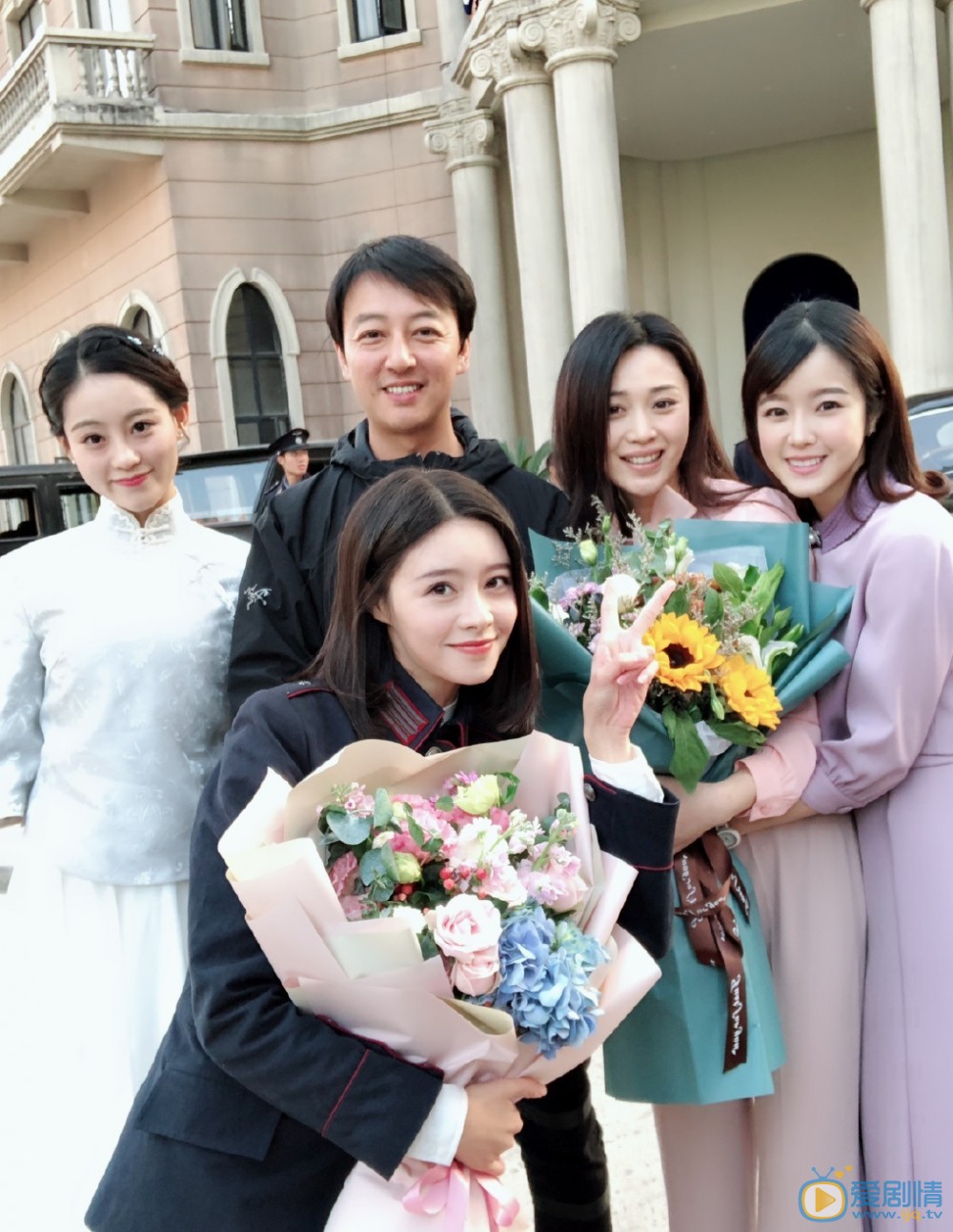 魏晓涵《一身孤注掷温柔》开机合照图片 魏晓涵高清写真_魏晓涵高清剧照