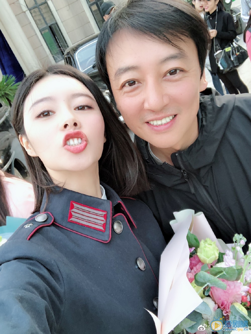 魏晓涵《一身孤注掷温柔》开机合照图片 魏晓涵高清写真_魏晓涵高清剧照