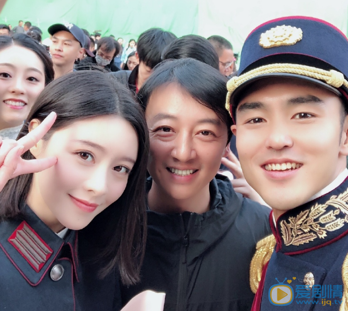 魏晓涵《一身孤注掷温柔》开机合照图片 魏晓涵高清写真_魏晓涵高清剧照