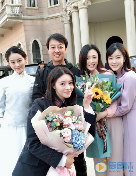 魏晓涵《一身孤注掷温柔》开机合照图片 魏晓涵高清写真_魏晓涵高清剧照