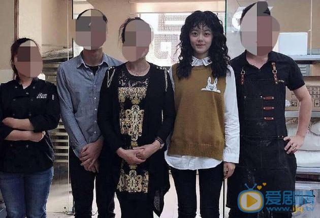 剧版《初恋那件小事》女主造型曝光 赵今麦顶泡面卷发超可爱