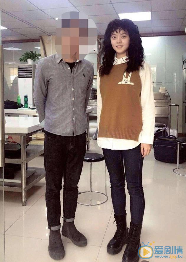 剧版《初恋那件小事》女主造型曝光 赵今麦顶泡面卷发超可爱