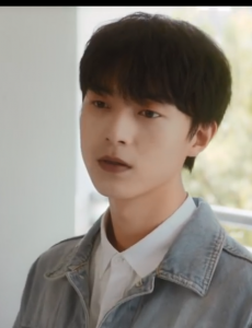 等等啊我的青春周霖的扮演者魏天浩 是个帅气的音乐老师